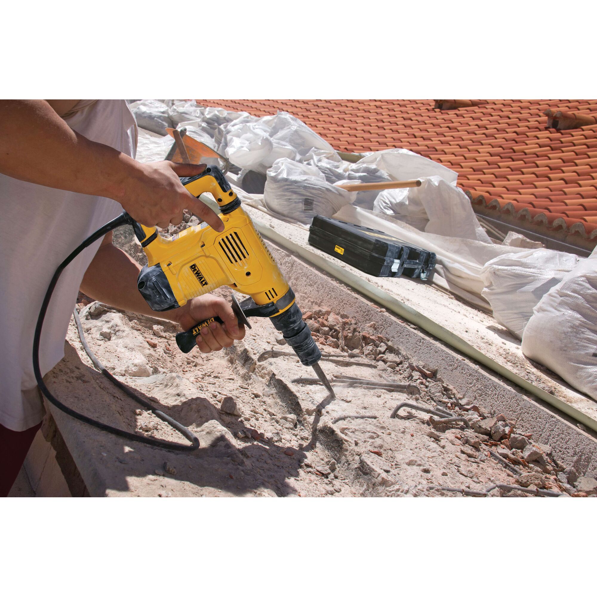 Máy đục HEX 1050W 5Kg 17mm