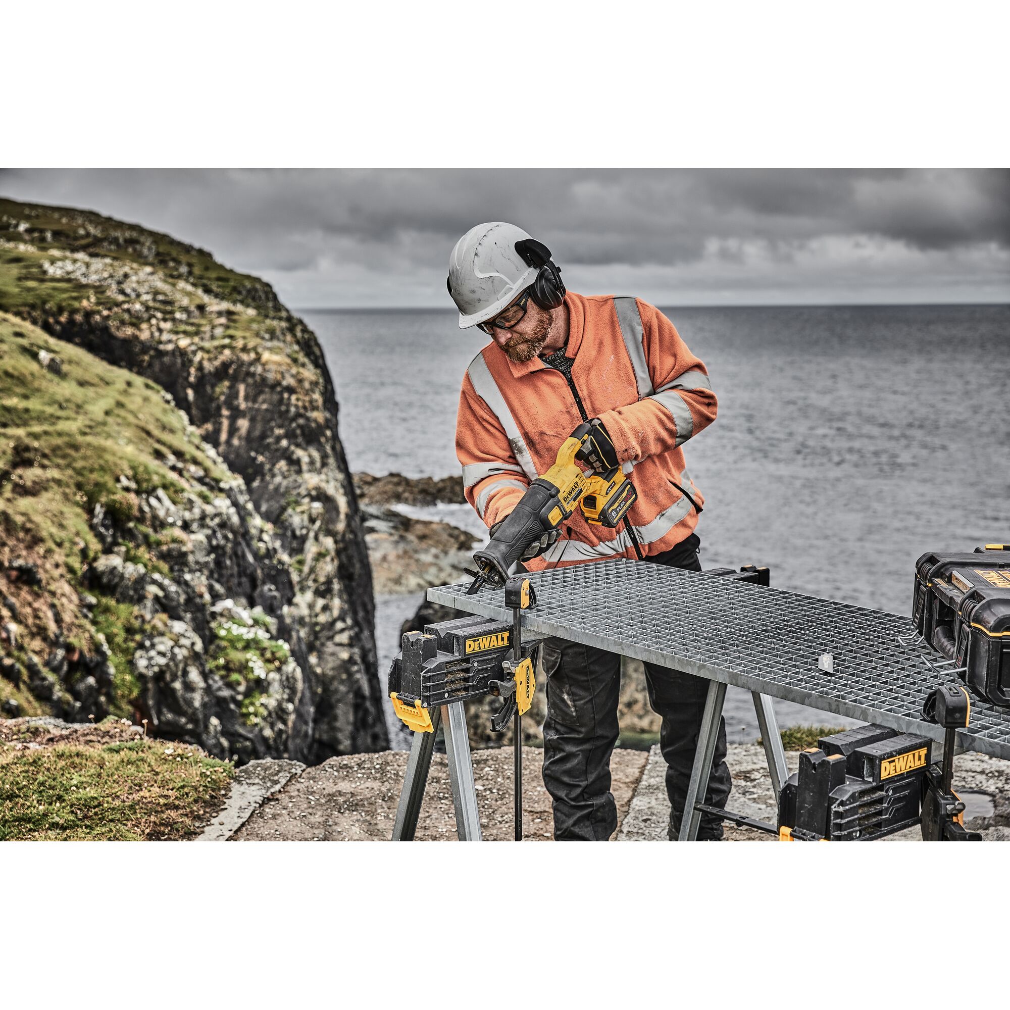 Máy cưa kiếm dùng pin 60V MAX FLEXVOLT (Pin 9Ah)