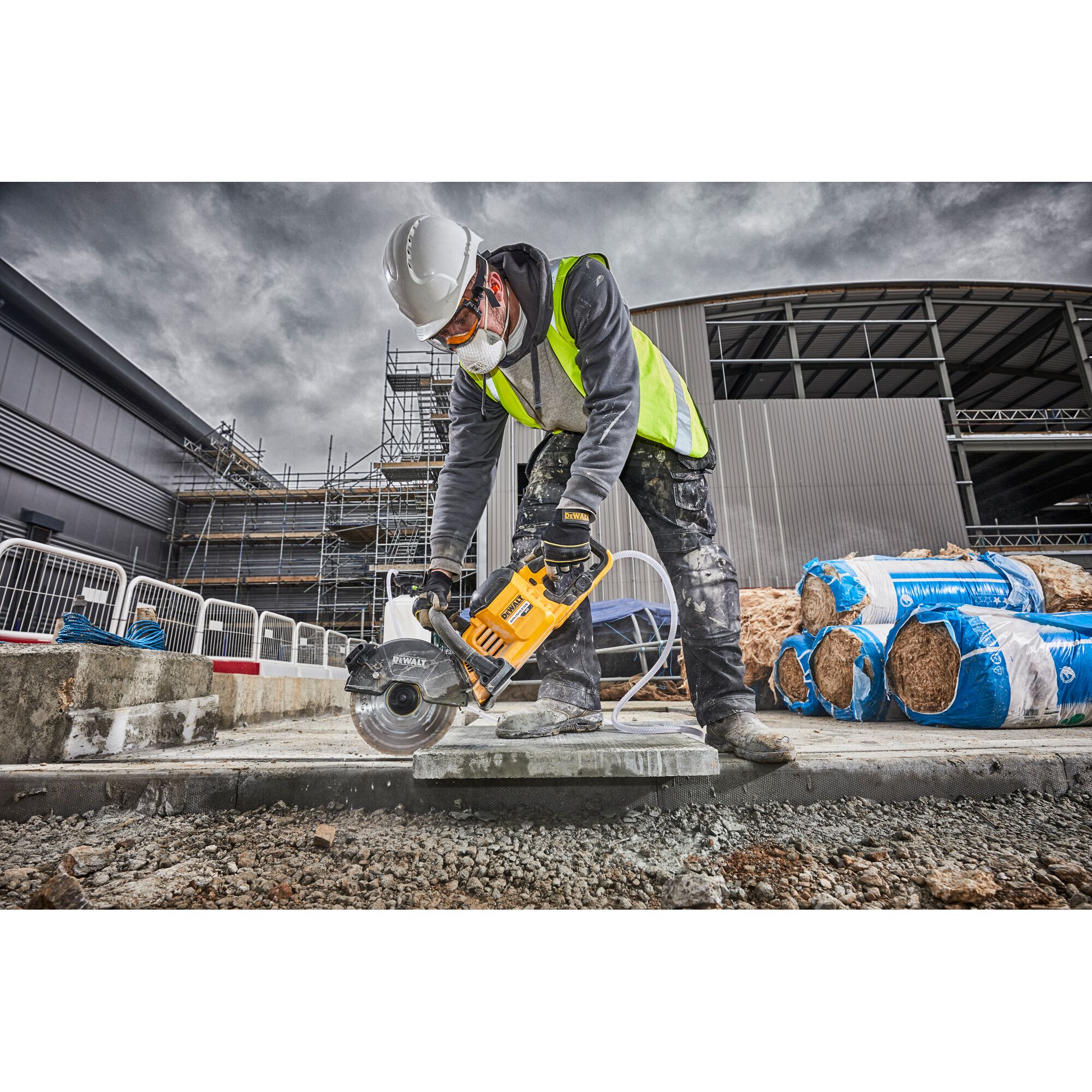 Máy cắt bê tông 54V XR FLEXVOLT 230mm - Thân máy