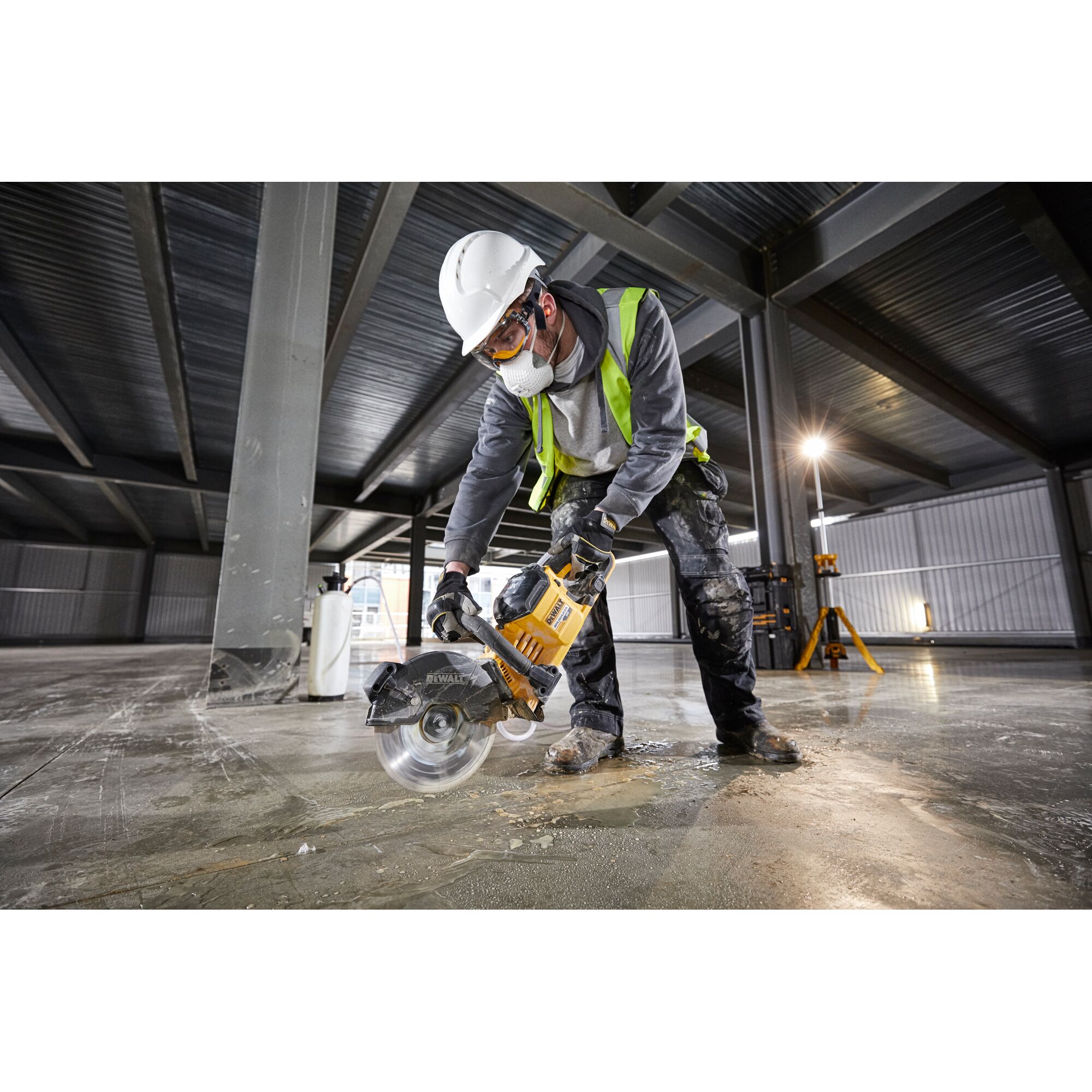 Máy cắt bê tông 54V XR FLEXVOLT 230mm - Thân máy