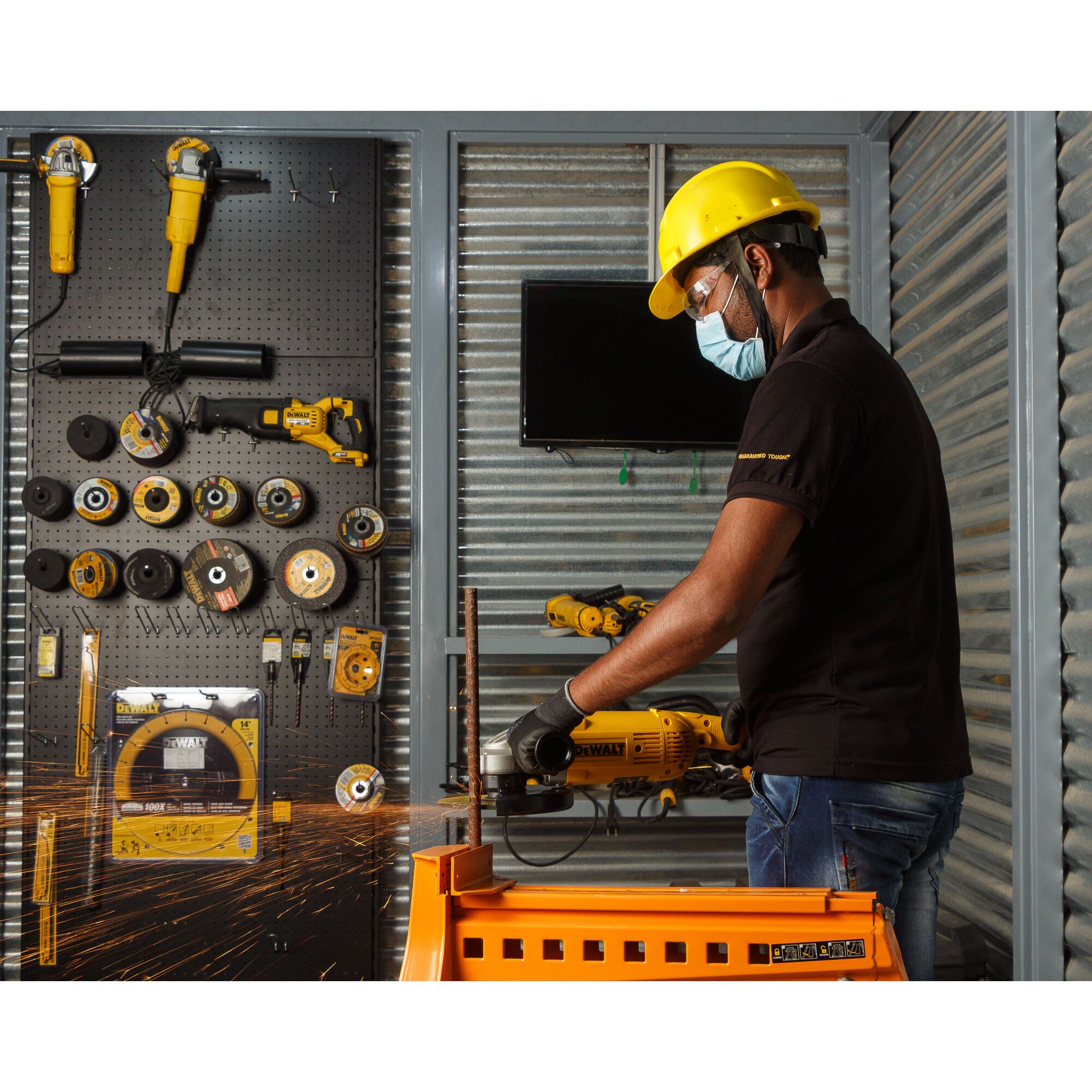 Máy mài góc 7 inch 2600W có công tắc kích hoạt