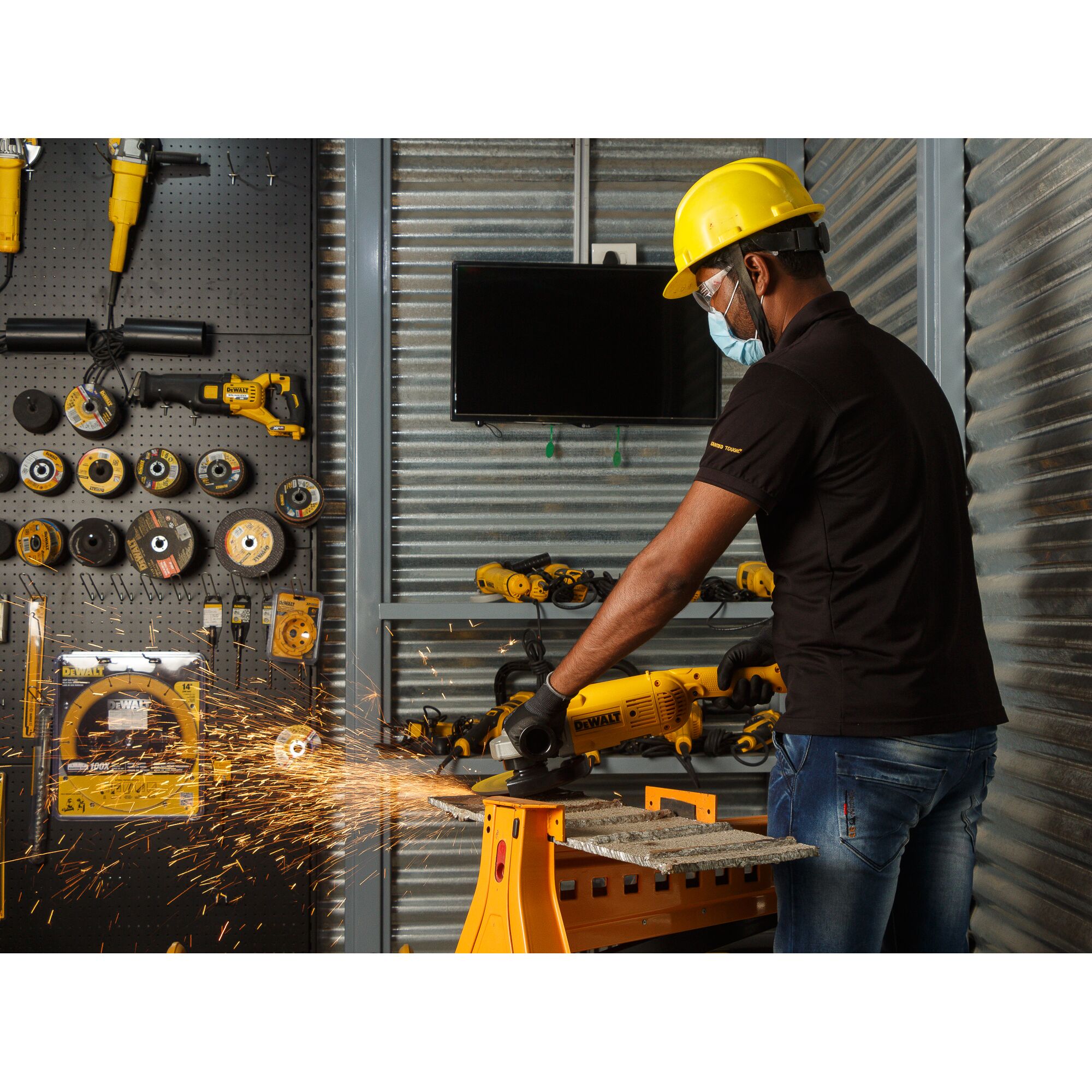 Máy mài góc 7 inch 2600W có công tắc kích hoạt